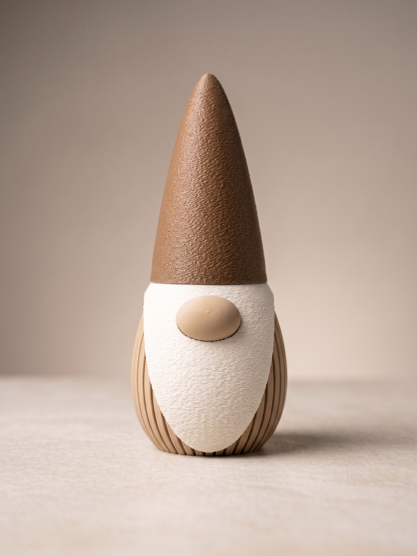 Minimalistische 3D-illustratie van een kegelvormige zandkleurige sculptuur met witte basis en ronde knop.