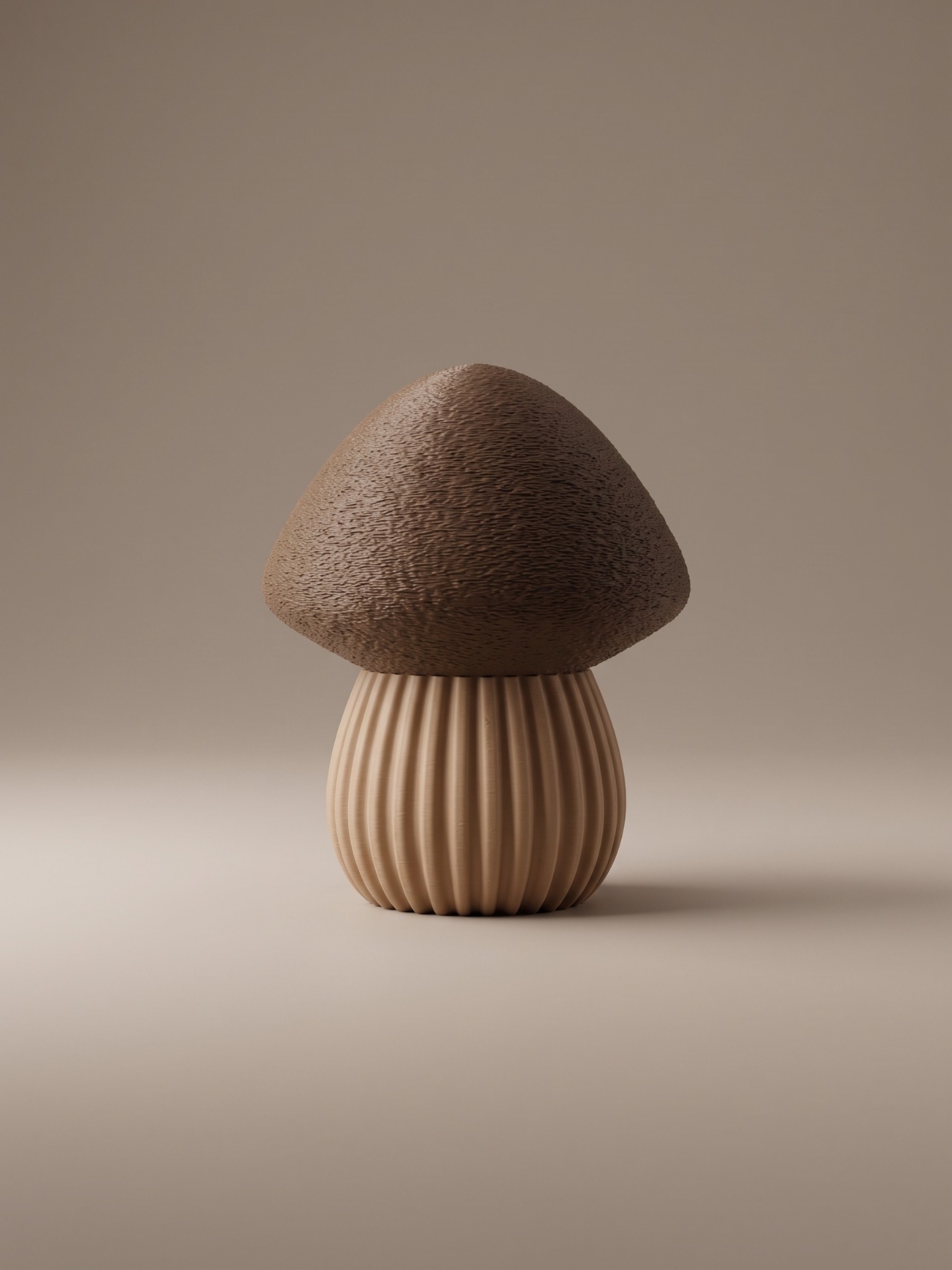 Minimalistische beige sculptuur met textuur, bolvormige bovenkant op geribbelde vaas, tegen egale achtergrond.