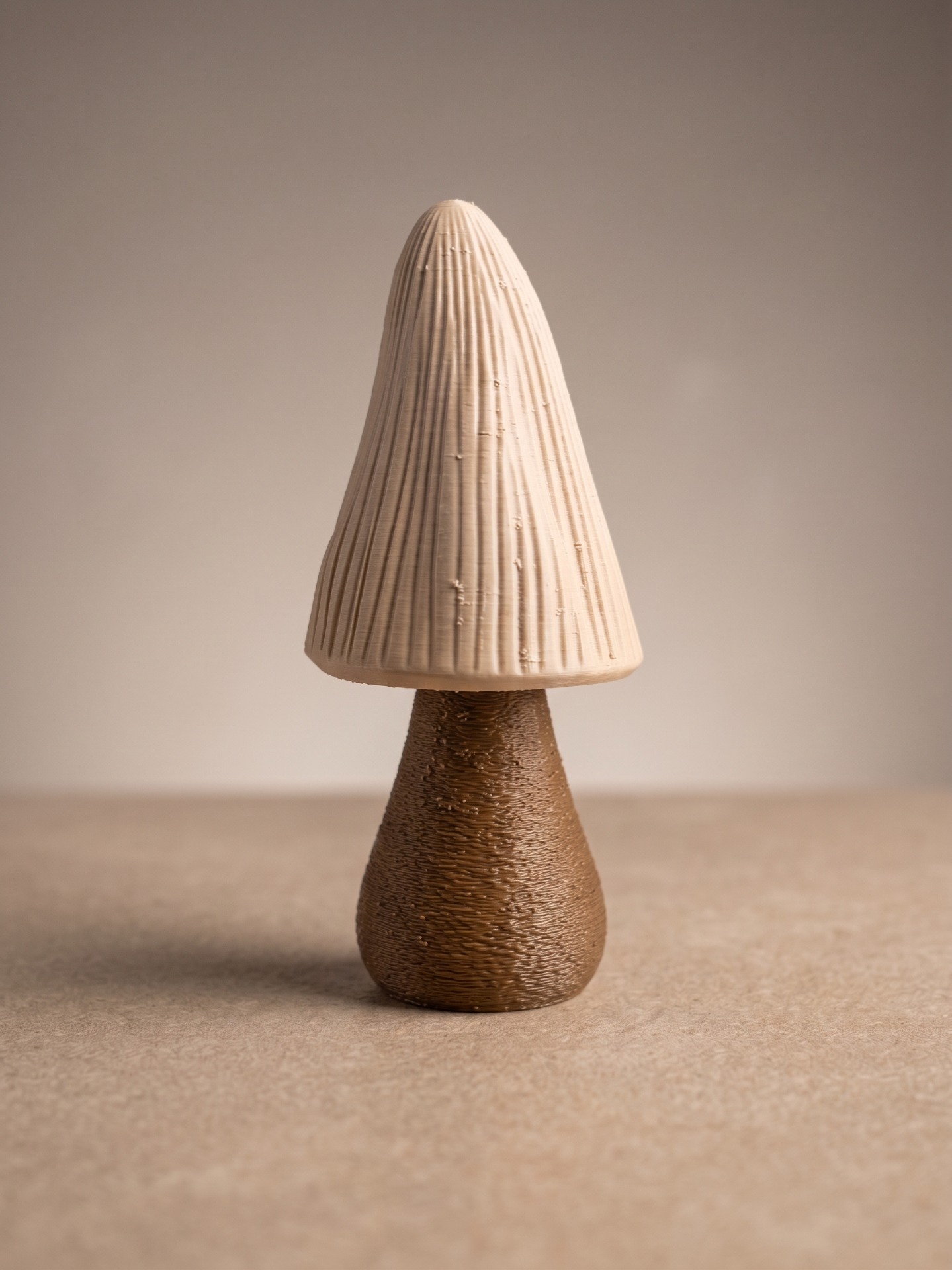Bruine paddenstoel met witte geribbelde hoed op beige ondergrond, close-up met zachte achtergrond.